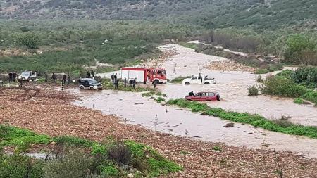 برطعة | انقاذ شاب علق داخل سيارته في احد الوديان